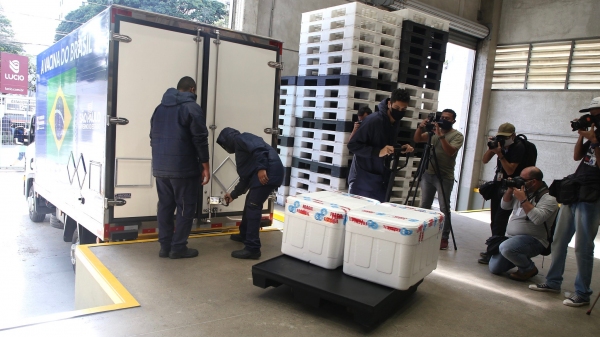 Doses são carregadas em caminhão refrigerado, no centro de distribuição da Secretaria Estadual da Saúde, em SP, rumo ao interior (GovSP).
