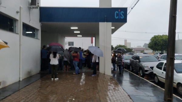 Com chuva, e em busca de senhas para vacinação, moradores abrem mão do distanciamento e se aglomeram na portaria do CIS, na manhã desta sexta-feira (Cedida).