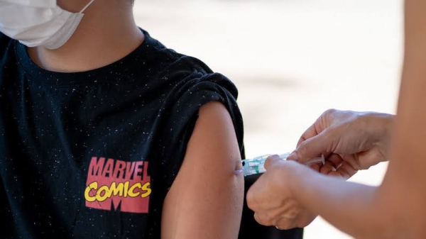 Vacinação é disponibilizada para crianças a partir de 5 anos. Adolescentes e adultos também podem ser se imunizar (Foto: Myke Sena/MS).