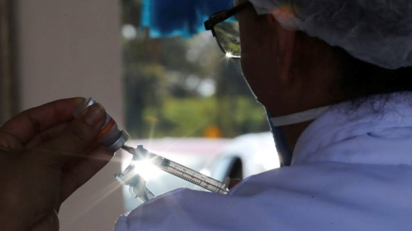Pessoa que não completa o esquema vacinal fica mais vulnerável à infecção pelo novo coronavÃrus do que aquela que recebeu as duas doses (Foto: Fabio Rodrigues Pozzebom/Agência Brasil).