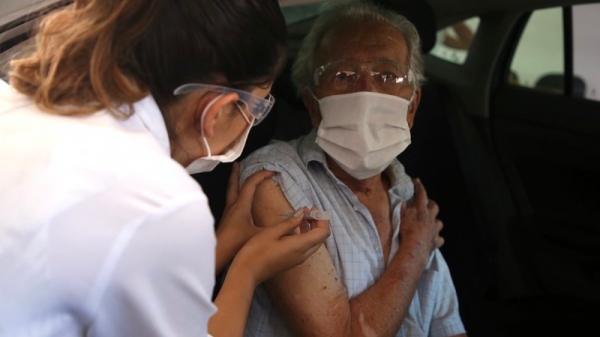 Para os idosos com idade entre 77 a 79 anos, haviam doses do imunizante, que já se esgotaram. Continuação da vacinação depende da chegada de novos lotes (Foto: Gov SP).
