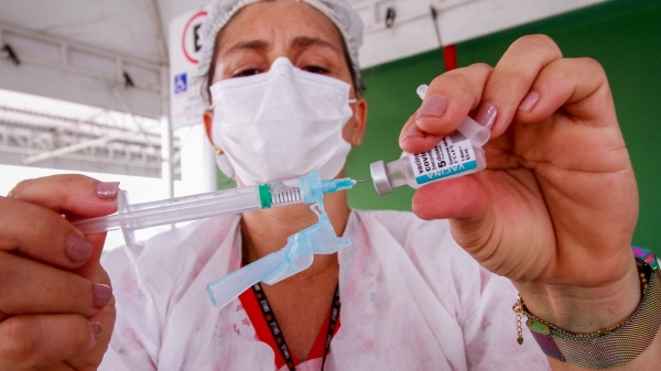 Vacinação em primeira doe segue para grupos com idade a partir de 38 anos, com comorbidades, e trabalhadores da limpeza pública (Foto: Igor Santos/SecomAM).