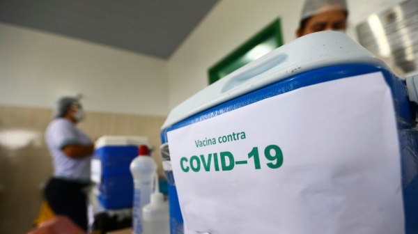 MunicÃpios aderem ao consórcio liderado pela Frente Nacional de Prefeitos para aquisição de vacinas e assim tentar acelerar a imunização dos moradores das cidades participantes (Foto: Marcelo Camargo/Agência Brasil).
