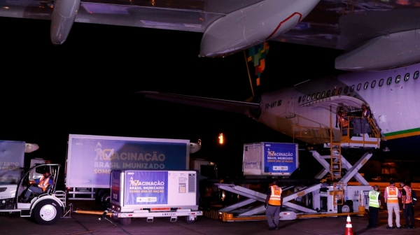 Vacinas da AstraZeneca, vindas da Índia, chegam ao Brasil (Fernando Frazão/Agência Brasil).