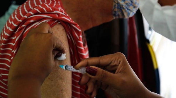 Idosos que tem entre 80 e 84 anos e imunossuprimidos podem receber dose adicional da vacina contra a Covid-19 (Foto: Tânia Rêgo/Agência Brasil).