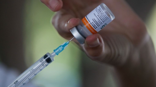 Vacinação contra a Covid-19 prossegue. Em fevereiro será iniciada a aplicação de doses bivalentes (Tânia Rego/Agência Brasil).