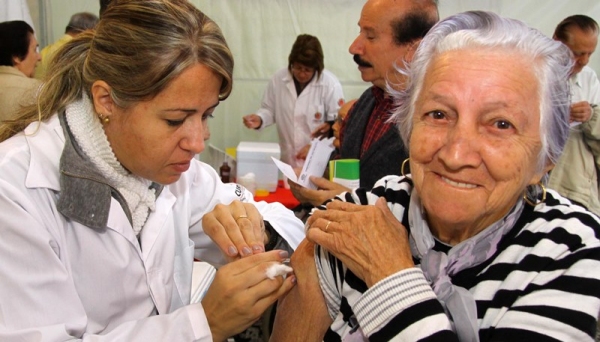 Idosos estão no grupo de risco preconizado para receber a vacinação contra Influenza H1N1 (Foto:Cesar Brustolin/SMCS).