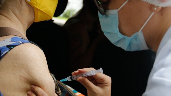Proteção pela vacina é efetivada após a segunda dose  (Foto: Tânia Rêgo/Agência Brasil).