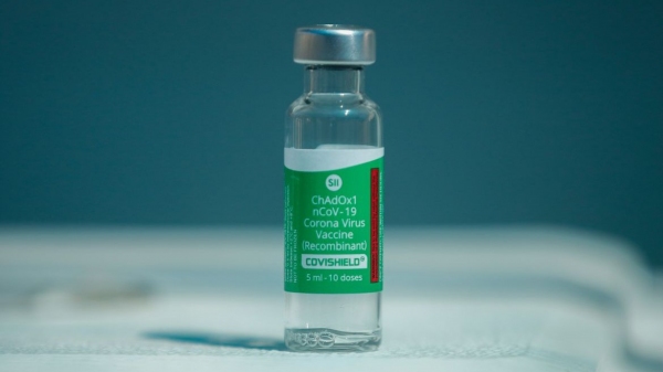 Imagem de frasco da vacina da AstraZeneca contra a Covid-19 (Tânia Rêgo/Agência Brasil).