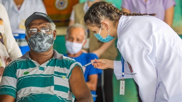Idosos recebem dose de reforço em Adamantina. Etapa atual é para a faixa etária de 70 a 79 anos (Foto: GovSP).
