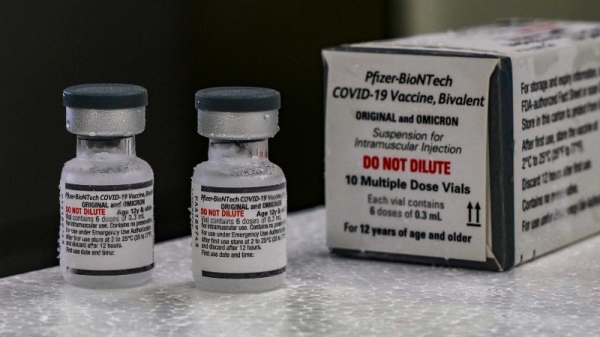 Doses da vacina bivalente estão disponíveis em todas as unidades básicas de saúde, para os grupos prioritários (Divulgação/GovSC).
