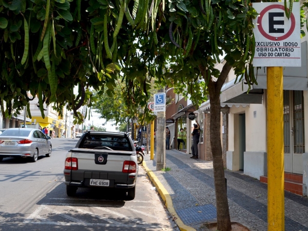 As vagas para idosos e deficientes também são alvo de reclamação, de ambos os lados. Enquanto muitos se queixam dessa condição especial oferecida a idosos e deficientes, esses, por sua vez, queixam-se da pouca oferta de vagas especiais no centro (Foto: Acácio Rocha)