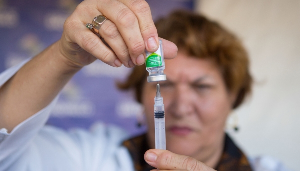 O Ministério da Saúde derrubou a restrição de vacinar apenas o público-alvo porque ainda há 10 milhões de doses disponíveis na rede pública de saúde (Foto: Diogo Moreira/A2img).