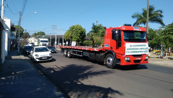 Carreata e buzinaço na manhã deste domingo em Adamantina, em apoio à greve dos caminhoneiros (Foto: Redes Sociais/Valter Luiz Sichieri).