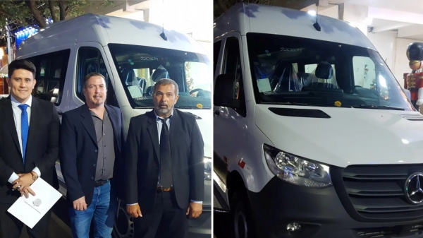 Os vereadores Alcio Ikeda, Rafael Pacheco e Bigode da Capoeira e o novo veículo para transporte de pacientes (Reprodução).