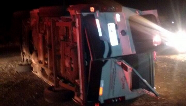 Van com pacientes, de Dracena, capota em estrada vicinal entre Irapuru e Flora Rica (Foto: Reprodução/Site Jorge Zanoni).