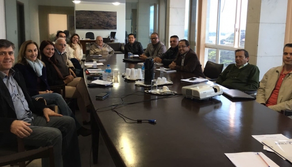 Estratégias e desafios foram discutidos em reunião liderada pelo prefeito, sobre a reinserção de Adamantina no programa Município Verde Azul (Foto: Assessoria de Imprensa).