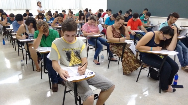 Provas do terceiro vestibular da FAI foram realizadas no último domingo (Foto: Daniel Torres).