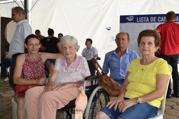Três gerações da família Firmino dos Santos acompanharam vestibulanda no dia da prova (Foto: Priscila Caldeira).