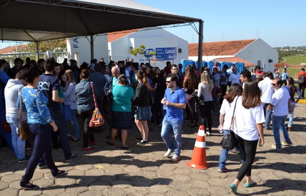 Candidatos e familiares foram recepcionados na entrada no Câmpus II da FAI no primeiro vestibular de Medicina, em 27 de junho (Foto: Celso Sato/Arquivo).