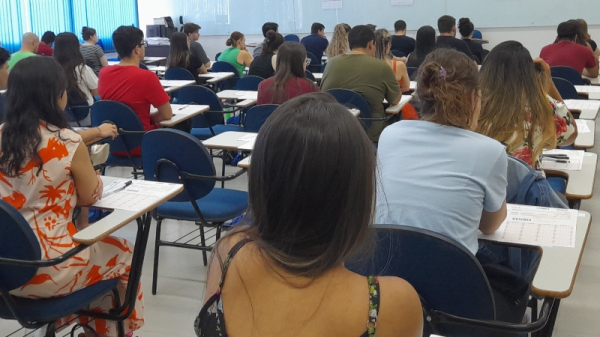 Candidatos aguardam in?cio da prova (Foto: Priscila Caldeira).