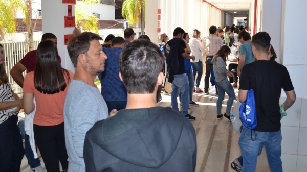 Candidatos se encaminham para as salas de prova (Foto: Priscila Caldeira).