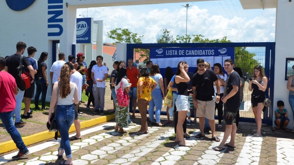 Candidatos em frente ao Câmpus II procuram por localização da sala (Fotos: Celso Sato).