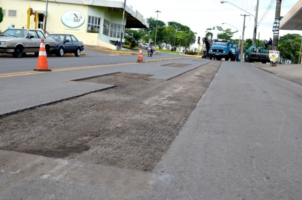 1 ano e meio depois, asfalto que era para ?durar 10 anos? recebe remendos na Via de Acesso (Foto: Acácio Rocha).