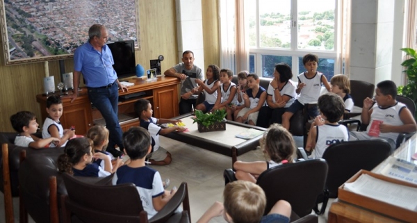 Alunos da 1ª série do ensino fundamental foram recepcionados pelo prefeito Dr. Pacheco (Foto: Cedida/Assessoria de Imprensa).