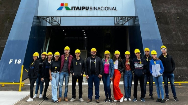 Estudantes no acesso à Itaipu (Divulgação).