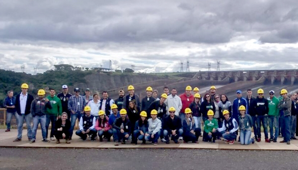 Alunos tiveram a oportunidade de conhecer as instalações internas da usina (Foto: Arquivo Pessoal).