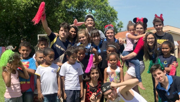 Interactianos em visita às crianças do IAMA (Foto: Assessoria de Imprensa do Rotary Club).