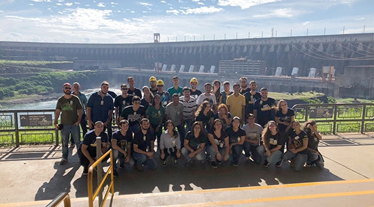 Visita a Itaipu Binacional é tradicional nos cursos (Foto: Acervo Pessoal).