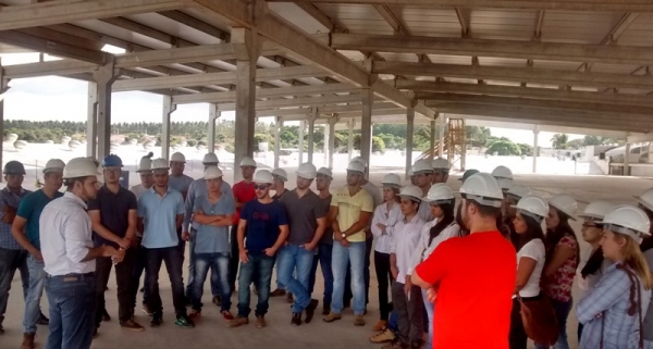 Toda a visita técnica foi acompanhada pelo Engenheiro Fernando César Costa Oliveira, responsável pela execução da obra (Foto: Arquivo Pessoal).