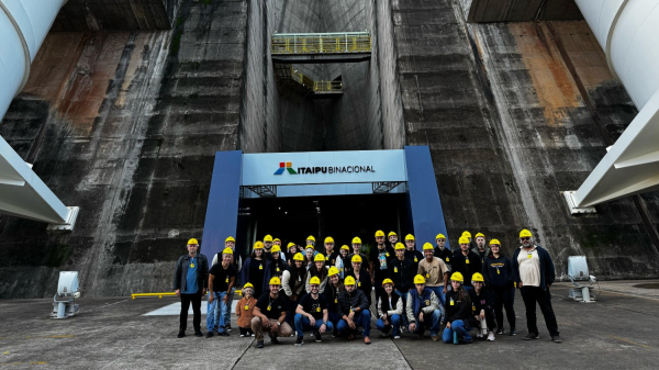 Estudantes e professores fazem visita monitorada na estrutura (Acervo Pessoal).