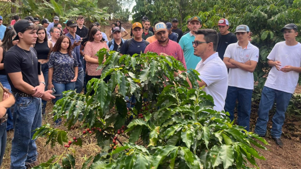 Estudantes do primeiro termo de agronomia visitam empresa cafeeira em Adamantina (Acervo Pessoal).