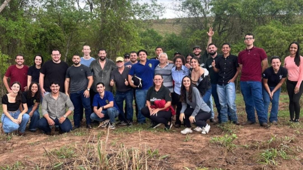 Grupo visita local objeto dos estudos (Imagem: Jose Aparecido Santos).
