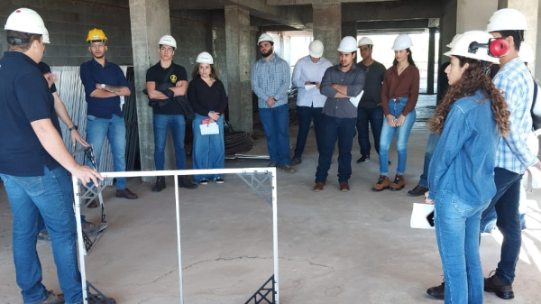 Estudantes no canteiro de obras (Foto: Osmar Pereira da Silva Junior).
