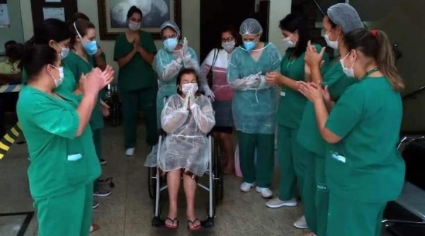 A aposentada Vitalina Ferreira dos Santos, de 92 anos, que se recuperou da covid-19 e recebeu alta no domingo (5) do Hospital Unimed, em Cornélio Procópio, no Paraná (Reprodução).