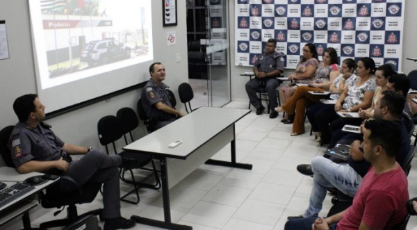 Comando da PM de Adamantina se reuniu com representantes dos bairros Estância Dorigo e San Miguel I, e do Parque Universitário, no começo desta semana, para implantação de dois novos núcleos do programa Vizinhança Solidária (Foto: João Vinícius | Grupo Impacto).