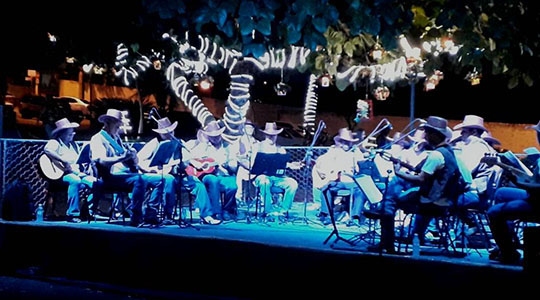 Orquestra de Viola durante apresentação de natal realizada na Praça Elio Micheloni (Divulgação).