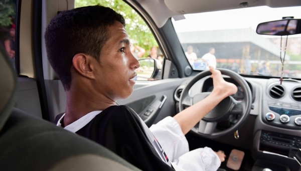 Leonardo de Souza superou a limitação física e fez todos os exames teóricos e práticos para obtenção da CNH. Resultado sai nesta semana (Foto: Valdo Leão/ Secom).