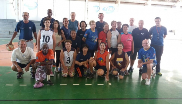 Técnico Lucas Nóbrega da Matta (em pé à direita) com os integrantes das equipes do Voleibol Adaptado de Adamantina (Foto: Divulgação).