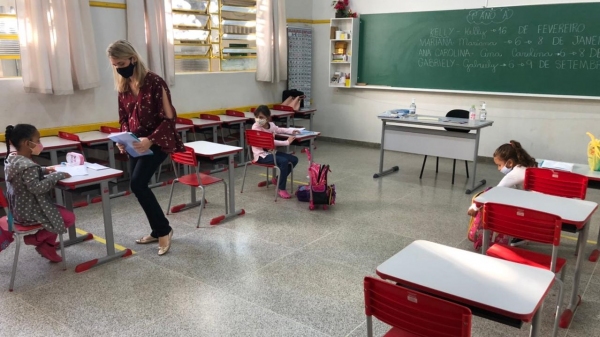 Volta às aulas está contando com 25% dos alunos presenciais em cada sala de aula e os demais com atividades não presenciais, que é o chamado sistema híbrido (Da Assessoria).