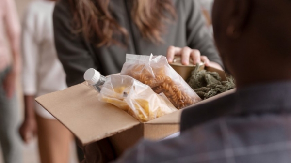 Instituições, parceiros e voluntários se unem para campanha de arrecadação de alimentos (Freepik).