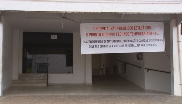 Faixa afixada na recepção informa do fechamento do pronto-socorro do Hospital São Francisco de Tupã; outros setores seguem abertos até o fim do ano (Foto: Reprodução/TV TEM).
