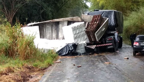 Acidente deixou trecho de rodovia interditado  (Foto: João Mário Trentini).