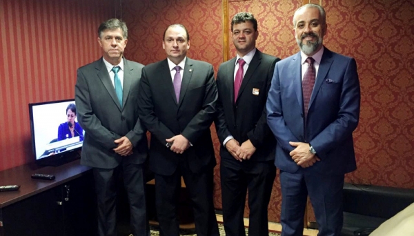 Somente o deputado federal Ricardo Bentinho, do PRB, (o segundo na foto) anunciou a destinação de R$ 1 milhão em emenda parlamentar para a Santa Casa; diretor geral da UniFAI, Prof. Dr. Wendel Soares (terceiro na foto), acompanhado do prefeito eleito de Adamantina pelo DEM, Prof. Dr. Márcio Cardim, na condição de professor pesquisador da Instituição, e do assessor parlamentar Roberto Silva, o Boby, solicitaram a deputados federais a inclusão de emendas ao Orçamento Geral da União para 2017 para a Santa Casa de Adamantina visando as atividades do curso de Medicina junto ao hospital.