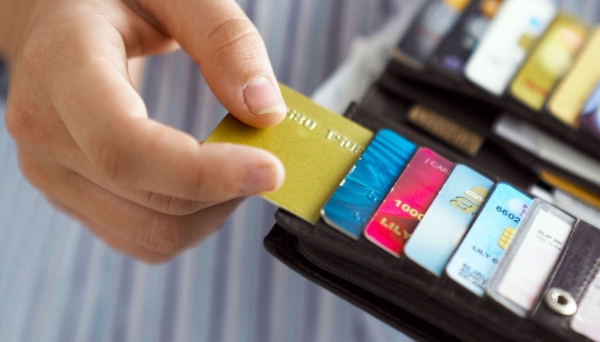 A partir de abril, as administradoras de cartão de crédito não poderão mais financiar o saldo devedor dos clientes por meio do crédito rotativo por mais de um mês (Imagem: Ilustração).
