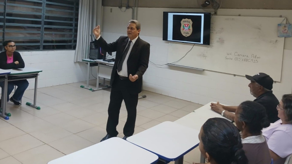 Delegado Ricardo Dourado dos Santos na escola Carlos Humberto Carrara (Cedida/PC).